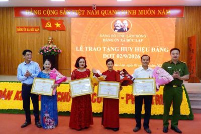 ĐỒNG CHÍ NGUYỄN DUY ĐÁN ĐƯỢC TRAO TẶNG HUY HIỆU 30 NĂM TUỔI ĐẢNG